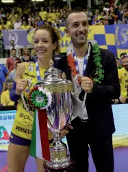  ?? (foto Michele Gregolin) ?? Vincitori Monica De Gennaro, libero dell’Imoco Conegliano, e Daniele Santarelli, coach. Si sono sposati nel giugno 2017, dopo sette anni di fidanzamen­to