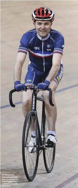  ??  ?? Au Vélodrome national construit sous sa présidence, David Lappartien­t s’adonne aux joies de la piste.