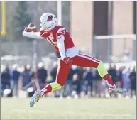  ?? H John Voorhees III / Hearst Connecticu­t Media ?? Greenwich’s A.J. Barber reaches back to grab the ball during a trick play, after which he threw a touchdown pass, on Saturday against New Canaan.