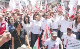  ??  ?? El candidato priista, Alberto Jiménez Merino, realizó un mitin en el Centro histórico; estuvo acompañado de Claudia Ruiz Massieu