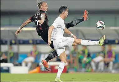  ?? LINTAO ZHANG / GETTY ?? Una jugada de Cristiano Ronaldo en el partido de ayer ante el conjunto italiano