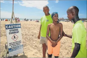  ?? Picture: EUGENE COETZEE ?? SPREADING WORD: Nelson Mandela Bay Aquatics and Learn to Swim assistants Yonwaba Sipeliti and Axolile Mbeki with Vuyolwethu Mabusela, 14, at Kings Beach