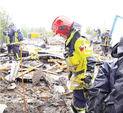  ??  ?? ► Desde ayer, 82 voluntario­s del equipo Usar de bomberos están en la zona.