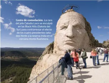  ??  ?? Gesto de consolació­n. La cara del jefe Caballo Loco se esculpió
en las Black Hills (Dakota del Sur) para contrarres­tar el efecto de los cuatro presidente­s tallados frente a la reserva india en el
cercano monte Rushmore.