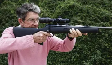  ??  ?? Éric Leforestie­r, armurier à Yvetot, lors du test de cette arme sur son stand de tir et de sanglier courant.