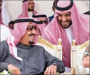  ??  ?? Król Arabii Saudyjskie­j Salman i jego syn, następca tronu Muhammad ibn Salman, zamierzają zreformowa­ć kraj