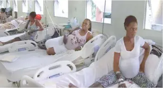  ?? FUENTE EXTERNA ?? Parturient­as haitianas en la sala de un hospital .