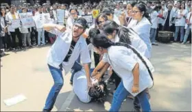  ?? PRASAD/ HT PHOTO ?? ■ Medical students and junior doctors at RIMS held a street play on Friday in Ranchi.DIWAKAR