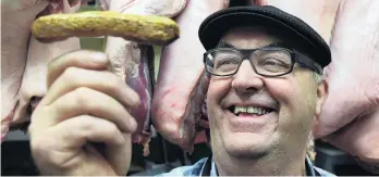  ?? PHOTO STEPHEN JAQUIERY ?? Serious sausage . . . Agora butchery and deli owner Ross Hutchison displays his gold medalwinni­ng lentil, kumara and masala sausage.