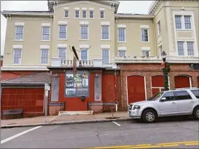  ?? Emily M. Olson / Hearst Connecticu­t Media ?? Torrington is seeking receiversh­ip of the historic Yankee Pedlar Inn on Main Street, which has been shuttered since 2014.