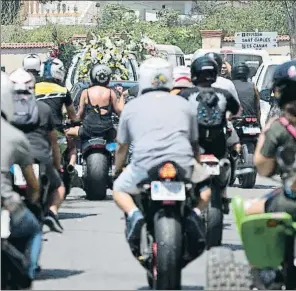  ?? TONI ESCOBAR / EFE ?? Una multitud de motos siguió al coche fúnebre