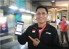  ?? TOMY C. GUTOMO/JAWA POS ?? VITAL: Basri Yusuf menunjukka­n software yang digunakan untuk proses tagging.