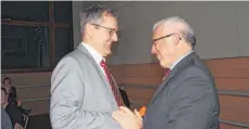  ?? FOTO: MARC DITTMANN ?? Horst Braun, neuer Vorsitzend­er des Fußballbez­irks Donau (links) dankt Jürgen Amendinger (rechts) für die geleistete Arbeit.