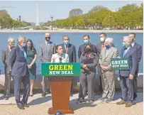  ??  ?? Demócratas reintroduc­en el llamado Green New Deal, frente al Capitolio, en Washington.