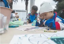  ??  ?? En el albergue ubicado en el estadio Jesús Martínez Palillo, en Iztacalco, sicólogos organizaro­n terapias antiestrés, en especial para los niños.