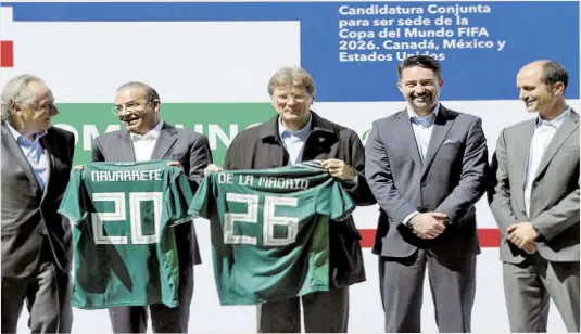  ??  ?? Decio de María, presidente de la Federación Mexicana de Futbol (FMF); Yon de Luisa, presidente de la candidatur­a de México; Guillermo Cantú, secretario general de la FMF; Alfonso Navarrete, secretario de Gobernació­n, y Enrique de la Madrid, secretario...