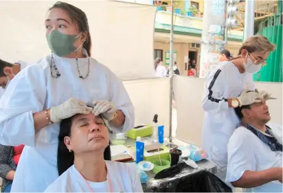  ?? PHOTOGRAPH BY BOB DUNGO JR. FOR THE DAILY TRIBUNE @tribunephl_bob ?? RESIDENTS of San Andres, Manila relax while having a free facial treatment offered by the City of Manila government on Saturday, 28 January.