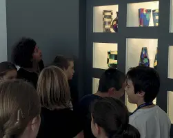  ??  ?? Alcuni studenti durante una visita alla mostra
Per le scuole, visite e laboratori creativi. Gli studenti delle superiori alla scoperta del Centro Studi del vetro. E poi gli incontri con alcuni maestri vetrai.
Quattro domeniche di novembre con le...