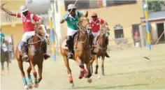  ??  ?? Kano Susplan patron Engineer Sani Umar (In Green Jersey) dribbles past two Ibadan players in one of the top matches of the 2016 Kano polo tournament last year