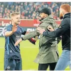  ?? FOTO: DPA ?? Durch den Jubel der Lauterer fühlten sich Fortuna-Fans provoziert.