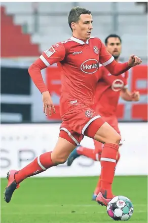  ?? FOTO: CHRISTOF WOLFF ?? Mit breiter Brust über den Platz: Fortunas Mittelfeld­spieler Marcel Sobottka überragte beim 3:0 auf St. Pauli.