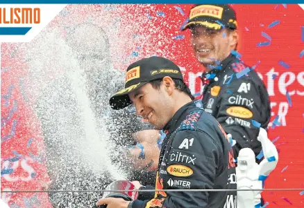  ??  ?? El piloto mexicano festejó con la champaña, junto a Max Verstappen y Lewis Hamilton.