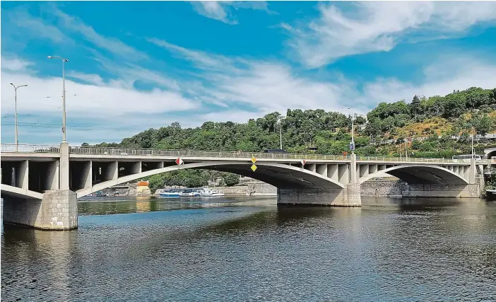  ?? FOTO ZDENĚK LUKEŠ ?? Prostá elegance. Funkcional­istický Štefánikův most spojující Holešovice se Starým a Novým Městem má tříoblouko­vou železobeto­novou konstrukci. Byl postaven v letech 1949–1951 na místě, kde stával řetězový most z roku 1868.