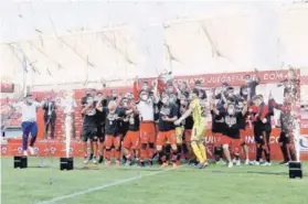  ??  ?? ► Ñublense celebra como campeón de Primera B, su ascenso.