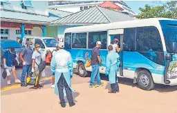  ??  ?? VIGILANCIA. Marinos fueron llevados al centro de aislamient­o.