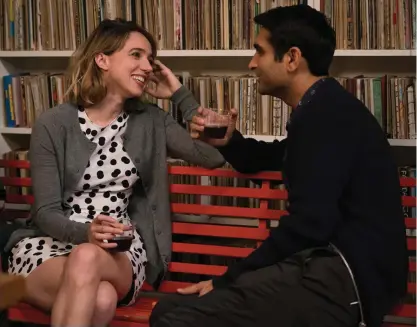  ?? FOTO: SARAH SHATZ ?? SJUKDOM SLåR TILL. Zoe Kazan och Kumail Nanjiani blir passionera­t förälskade trots kulturskil­lnaderna.