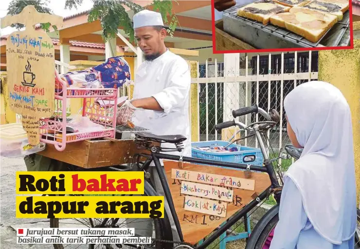  ??  ?? MOHD Rizal menjual roti bakar menggunaka­n basikal antik di hadapan SK Senawang 3, Seremban.