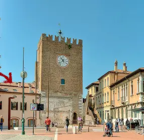  ??  ?? Mestre Comune autonomo fino al 1926, conta 90 mila abitanti Nel 1933 fu unita a Venezia dal ponte della Libertà