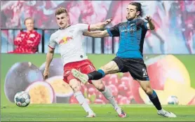  ?? FOTO: AP ?? Timo Werner, en pugna con Anthony Evans, del Paderborn