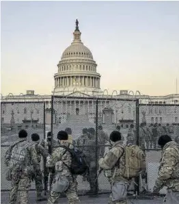  ?? Tasos Katopodis / AFP ?? Reforç de la seguretat al voltant del Capitoli, a Washington.