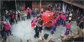  ?? ?? A local wedding ceremony in Yunshe village.