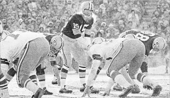  ?? ASSOCIATED PRESS FILE PHOTO ?? On Dec. 31, 1967, Bart Starr led the Packers to a 21-14 win over the Cowboys for their third straight NFL title. Simply dubbed the “Ice Bowl,” those who participat­ed in the game in Green Bay still shiver talking about it.