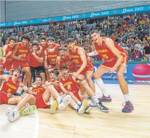  ?? // FEB ?? La selección española sub-17 celebra la plata en el Mundial