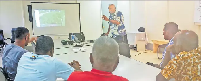  ?? Picture: RUISIATE VUNIREWA ?? EIA consultant Epeli Nasome presenting to residents of Calia, Navua at the Ro Matanitobu­a House in regards to developmen­t in the area.