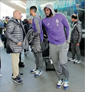  ??  ?? Marega ontem no aeroporto, antes da partida da equipa para a Turquia