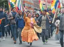  ?? EFE ?? ↑ Partidario­s de Evo Morales se manifiesta­n portando la Whipala, una bandera que representa a los indígenas.