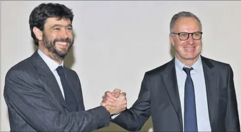  ??  ?? CONFIADOS. Agnelli y Rummenigge, de la Juventus y de la Asociación de Clubes, posaron juntos anteayer al hablar de la Liga Europea.
