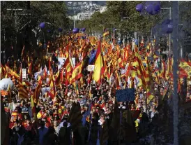  ?? Bild: EMILIO MORENATTI/TT ?? FLAGGHAV. Hundratuse­ntals människor manifester­ade i Barcelona under söndagen för ett enat Spanien.