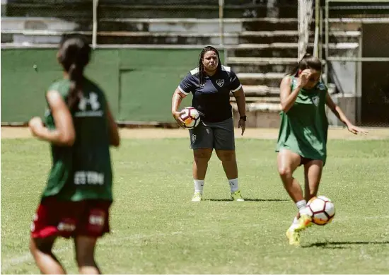  ?? Ricardo Borges/Folhapress ?? A treinadora Thaissan Passos, do Fluminense, é uma das poucas mulheres que comandam equipes no Campeonato Brasileiro feminino