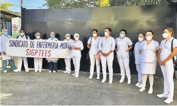  ??  ?? Apoyo. Las enfermeras piden reinstalo inmediato en sus cargos dentro del hospital nacional.