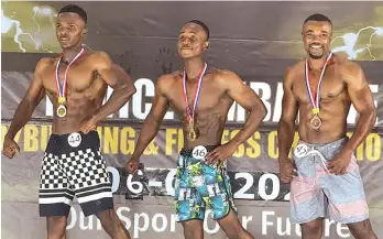  ?? ?? TAKE A . . . Wilson Masvanise (right) takes one last pose, alongside Men’s Physique winner Elton Matakara
POSE GENTLEMEN (middle) and runner-up Bismark Ngarura (left) during last weekend’s Novice Zimbabwe competitio­n.