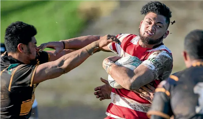  ?? RICHARD SPRANGER ?? Bombay’s Sam Vaka tackles Karaka’s Walter Fifita.