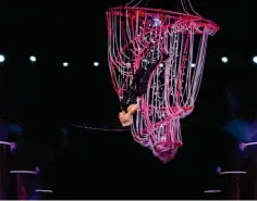  ?? Fotos: Ralf Lienert ?? Bevor sie vor zwei Mal 60000 Zuschauern am Wochenende in München ihren natürlich pinken Thron bestieg, flog Pink am Kronleucht­er auf die Bühne.