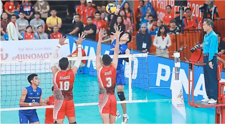  ?? DAVID JOHN CUBANGBANG @tribunephl_dvd ?? BRYAN Bagunas attacks the Indonesian defense during their gold-medal game in the 30th SEA Games.