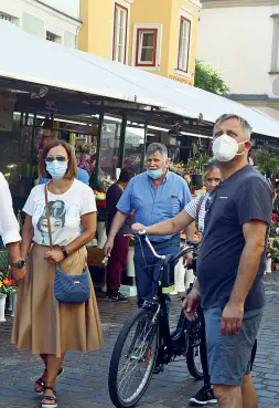  ??  ?? Sicurezza Anche a Bolzano si va verso l’obbligo di mascherina all’aperto