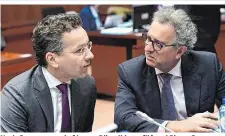  ??  ?? Noch-Eurogruppe­nchef Jeroen Dijsselblo­em (li.) und Pierre Gramegna